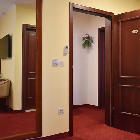 לינה וארוחת בוקר Riva 4*