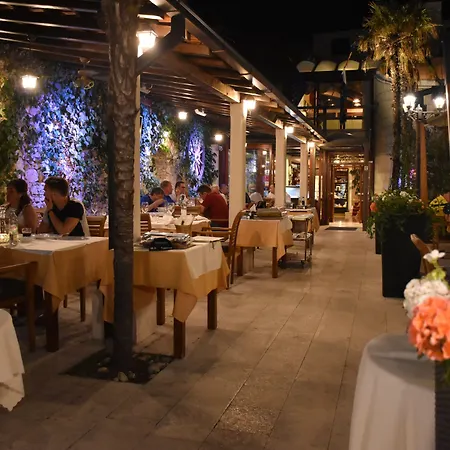 לינה וארוחת בוקר Riva 4*